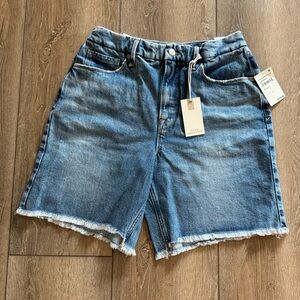 NWT Women’s Good American ‘Good 90's Bermuda’ high-rise denim shorts — 6/28